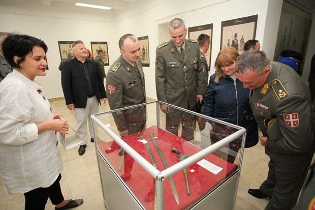 ОФИЦИРИ НА ИЗЛОЖБИ: Припадници Прве бригаде копнене војске Србије у посети Архиву Војводине